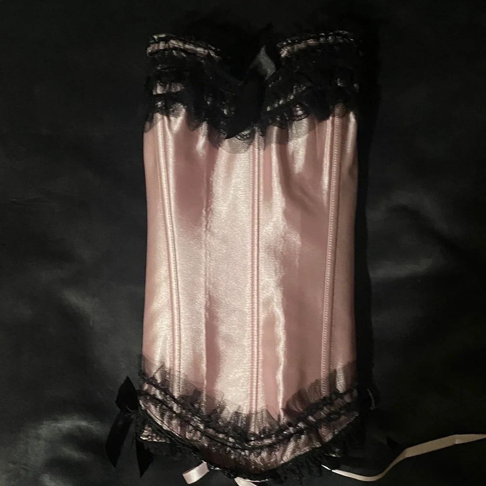 Elegant Vintage Pink and Black Lace Lingerie Set - Picture 4 of 4